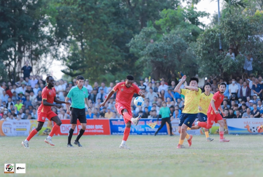 Dàn ngoại binh châu Phi thua sốc ở chung kết hội làng Việt Nam 801545