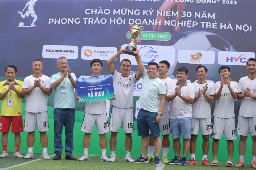 Bế mạc Giải bóng đá Doanh nghiệp trẻ Hà Nội Vì cộng đồng 2023: Ngập tràn cảm xúc 315855