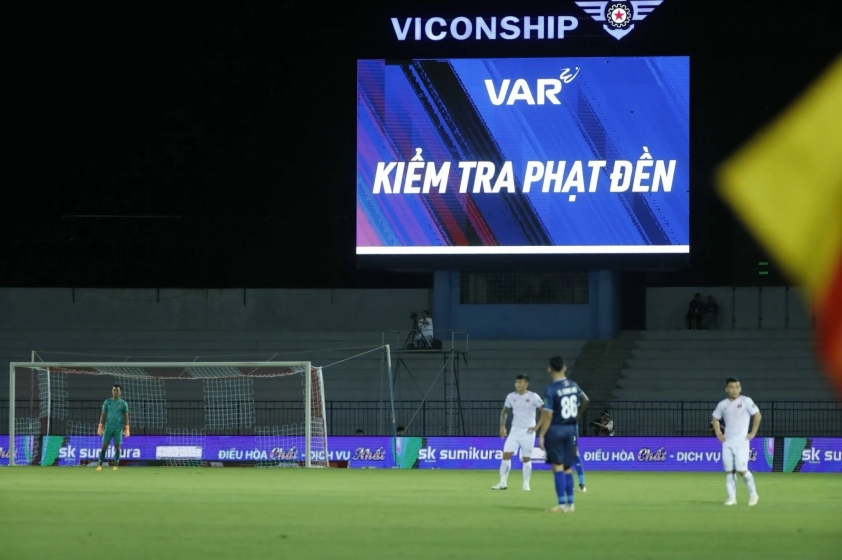 Được tặng penalty, HLV Hải Phòng vẫn không hài lòng về VAR | HomeVN