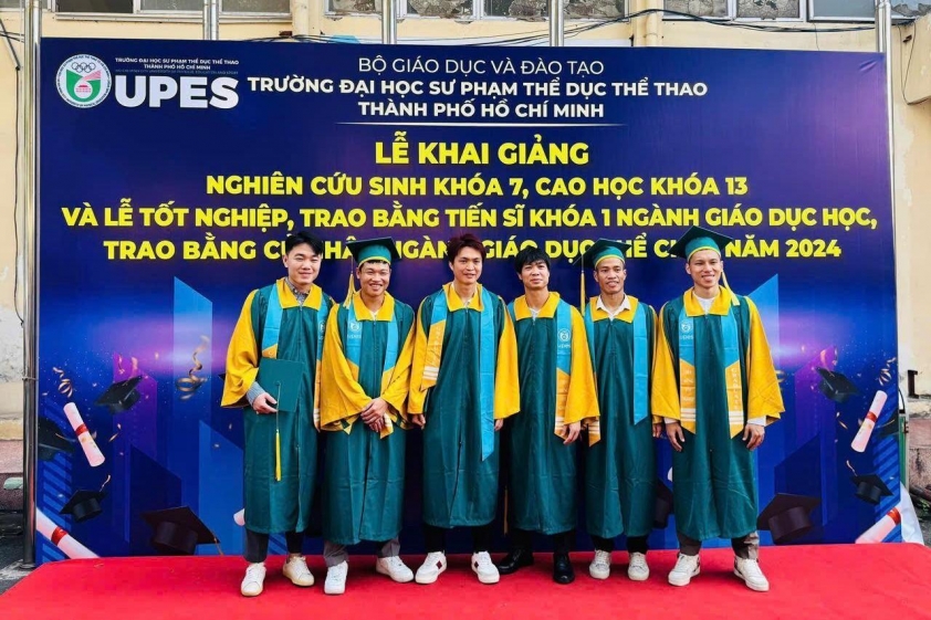 Văn Toàn khoe bằng tốt nghiệp đại học loại giỏi 591161