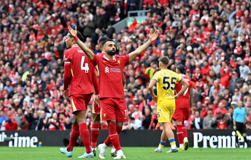 Salah tỏa sáng, Liverpool thoát thua trong ngày nâng cúp 640048