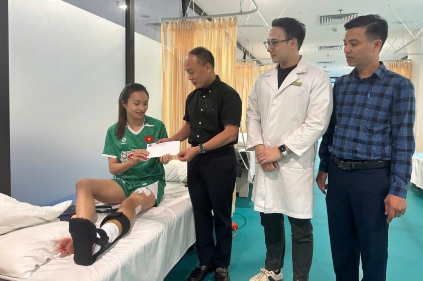 Tổng thư ký VFF đến bệnh viện thăm Xuân Son 640334