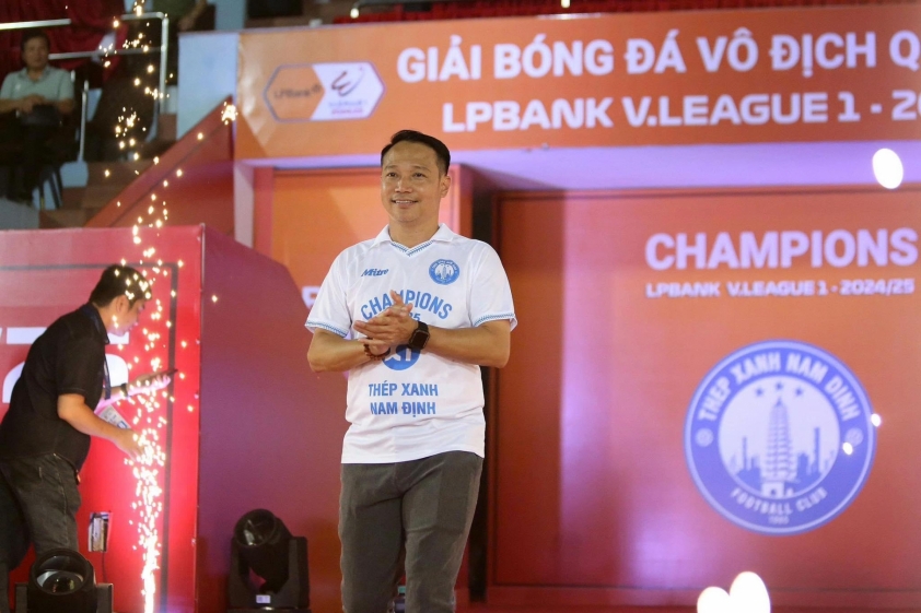 HLV Nam Định nói gì trong ngày chính thức nâng cúp V-League? 654046