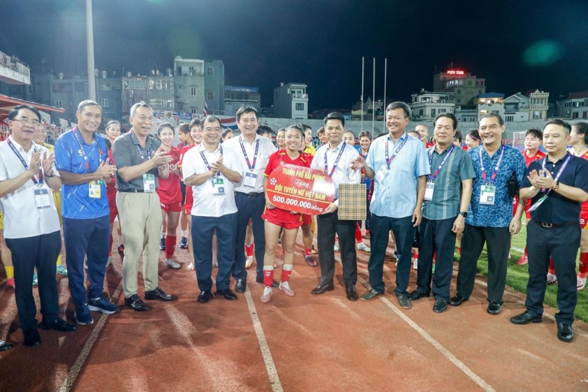 Thắng Thái Lan, tuyển nữ Việt Nam nhận thưởng cực khủng 683528D