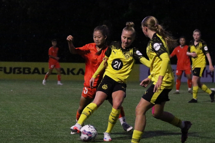 Đội Việt Nam bất ngờ thắng đậm Dortmund 6-1