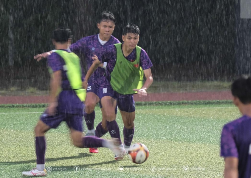 U18 Việt Nam đội mưa tập luyện tại Hàn Quốc