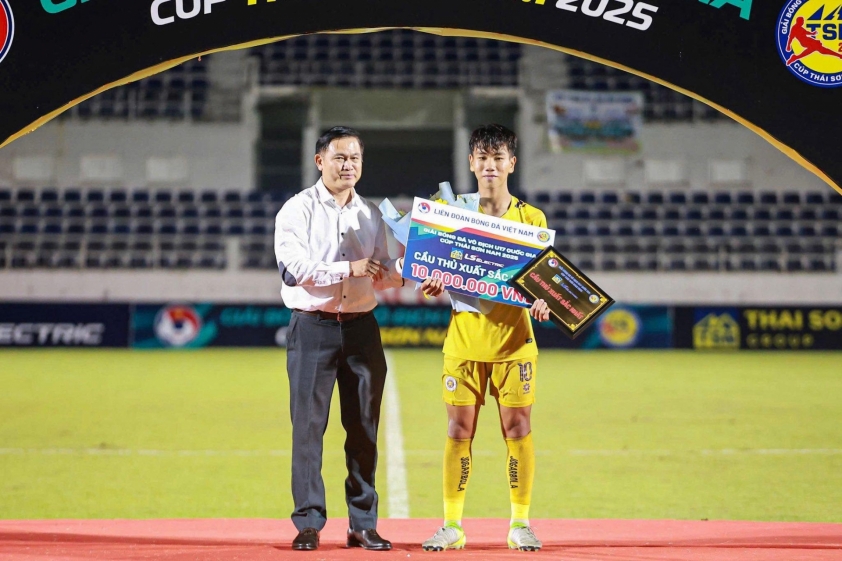 "Thần đồng Việt Nam lập cú đúp vào lưới Dortmund và nhận thưởng" 4 Thần đồng Việt Nam ghi 2 bàn vào lưới Dortmund được vinh danh 711756