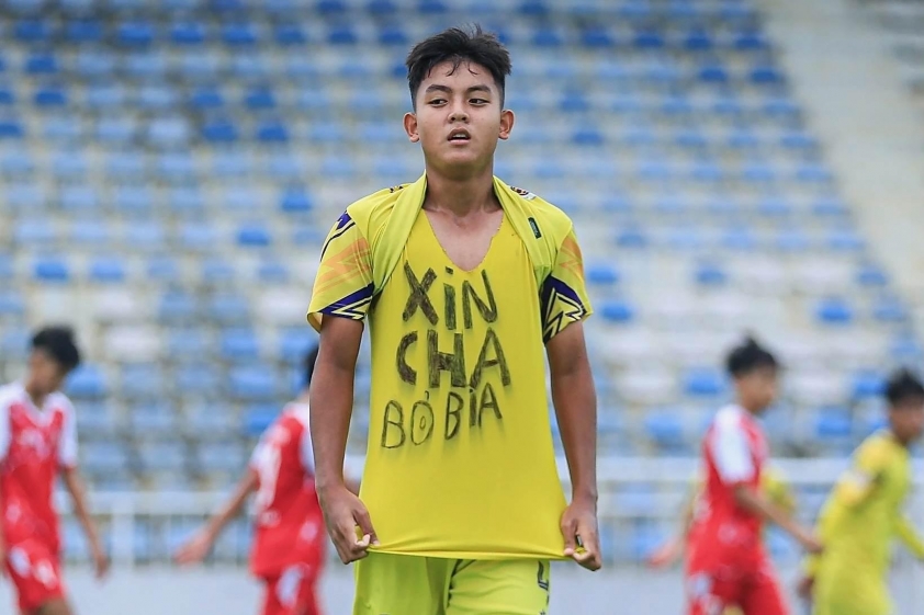 Cầu thủ U14 giải thích kiểu ăn mừng 'Xin cha bỏ bia' gây sốt mạng xã hội 4 Cầu thủ U14 giải thích màn ăn mừng 'Xin cha bỏ bia' gây sốt MXH 730300
