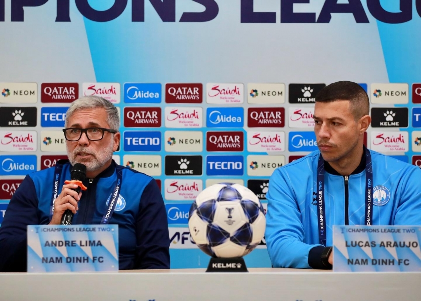 HLV Brazil bất ngờ đại diện CLB Nam Định tham dự họp báo 734604