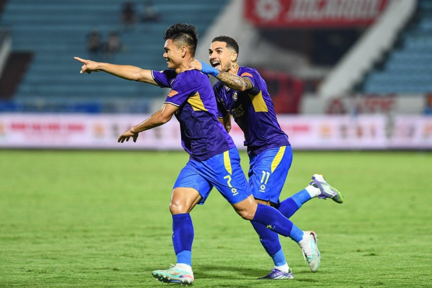 Xuân Mạnh gỡ hòa cho Hà Nội bằng 1 siêu phẩm vuốt bóng