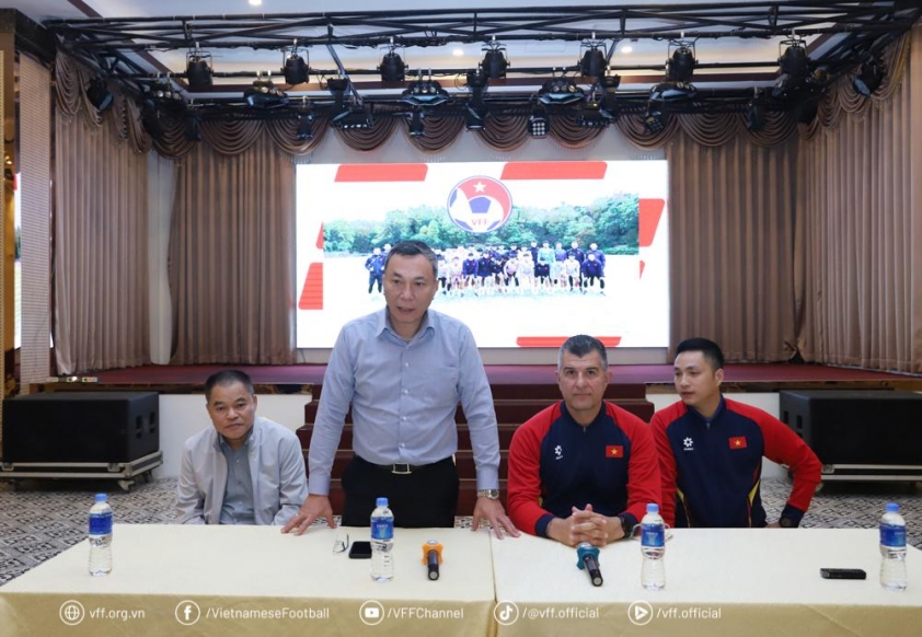 Chủ tịch LĐBĐVN Trần Quốc Tuấn động viên ĐT U17 Việt Nam