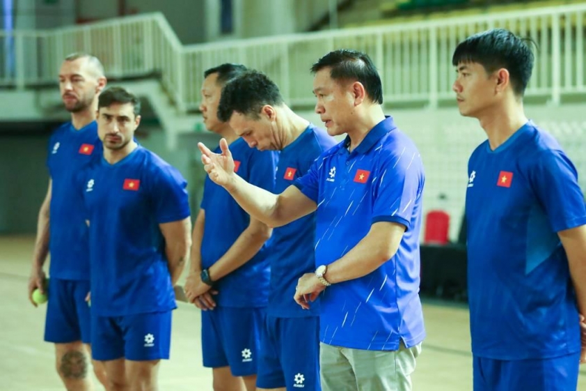 Phó Chủ tịch LĐBĐVN Trần Anh Tú động viên ĐT futsal Việt Nam