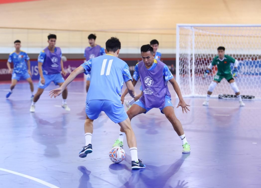 Đội tuyển futsal Việt Nam chuẩn bị làm quen với sân thi đấu chính thức 4 Manh-Dung-2_