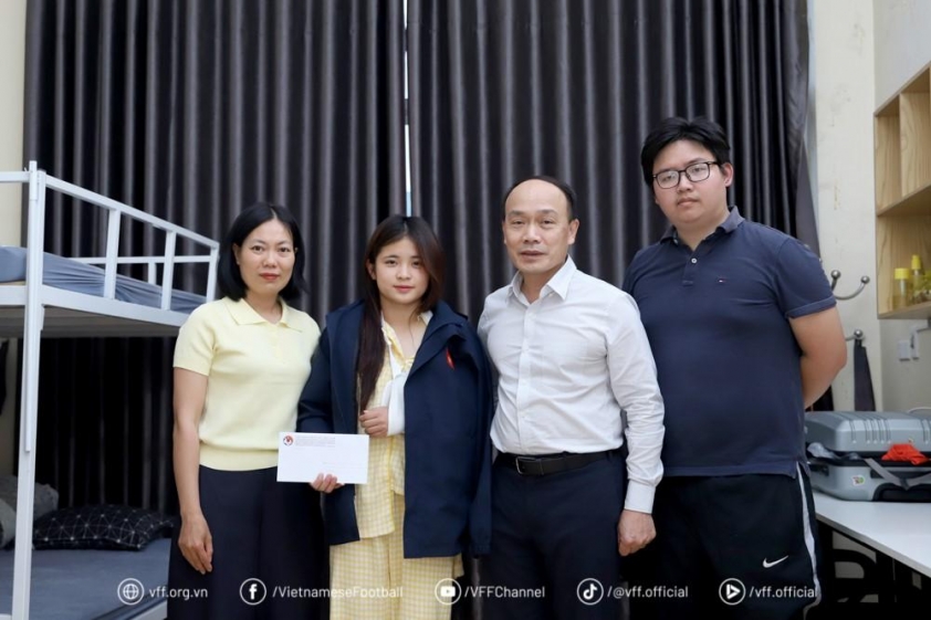 VFF c&oacute; h&agrave;nh động &yacute; nghĩa với tuyển thủ Việt Nam bị g&atilde;y tay 809224