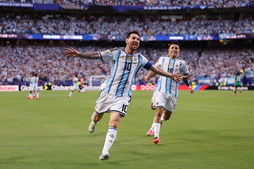 Bị Messi 'hành hạ', hậu vệ Algeria nói thẳng 1 điều về GOAT bóng đá 853716