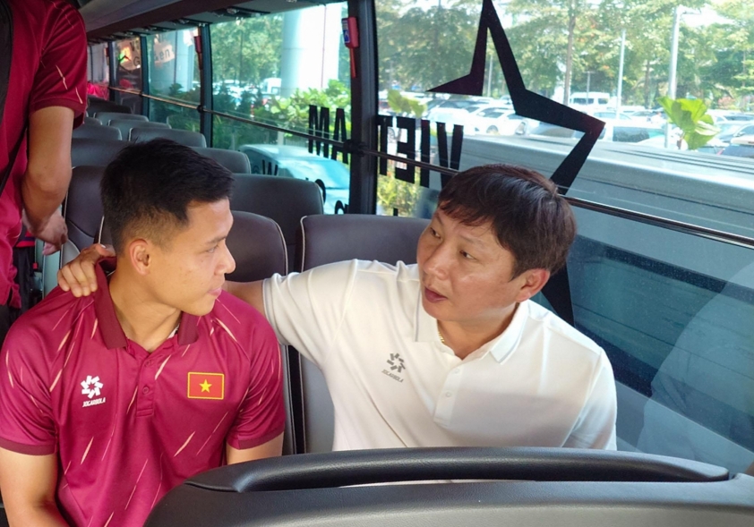 NÓNG: HLV Kim Sang Sik gạch tên trung vệ ĐT Việt Nam ngay khi về nước 867338