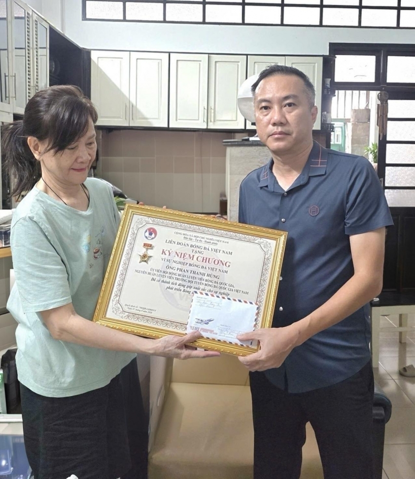 HLV Phan Thanh Hùng được vinh danh vì cống hiến cho Bóng đá Việt Nam