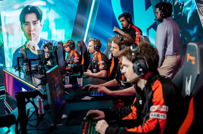 Tập thể Fnatic bị chính HLV