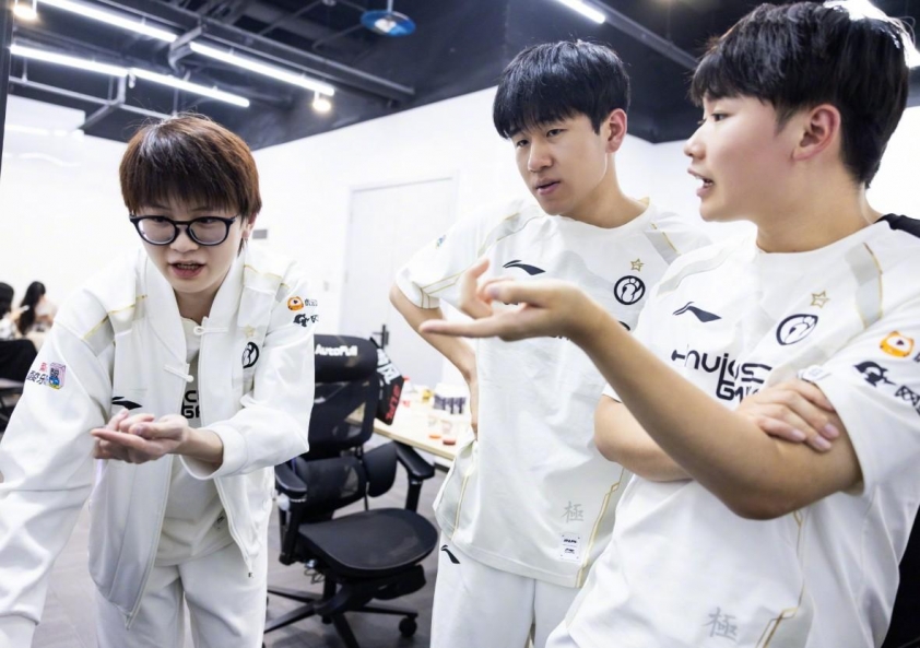 Rookie ám chỉ Jiejie đã “hết cửa” thi đấu tại IG 670243