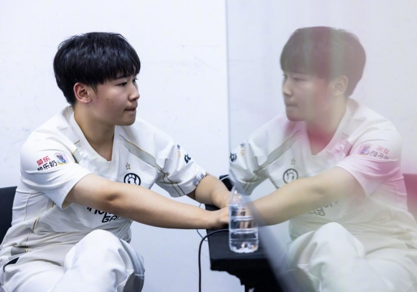 Rookie ám chỉ Jiejie đã “hết cửa” thi đấu tại IG 670249