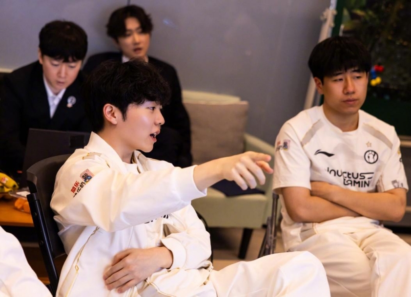 IG chiến thắng với tâm điểm 'ba pha tấu hề' tới từ Rookie 700713