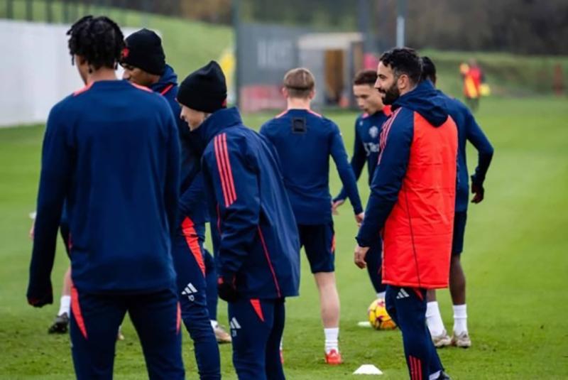 Ruben Amorim triệu tập tài năng trẻ cao gần 2 mét ngay trong buổi tập đầu tiên tại Man Utd