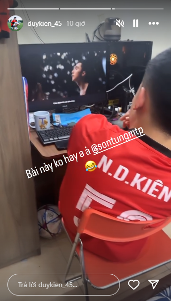 Nguyễn Duy Kiên ngồi xem MV mới của Sơn Tùng