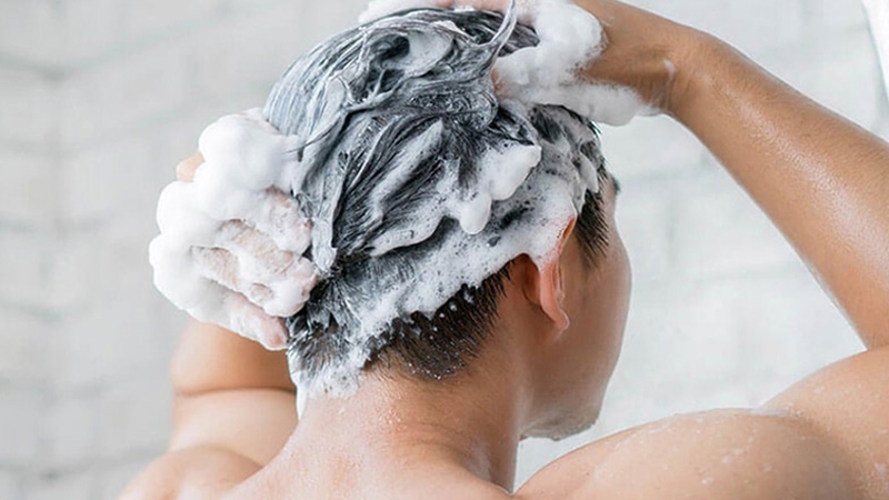 Nam giới có nên gội đầu thường xuyên