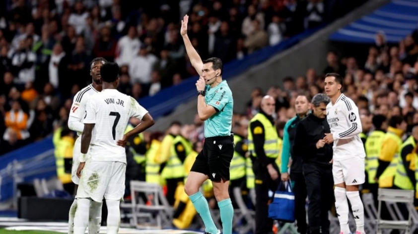 Các cầu thủ Real liên tục phản ứng gay gắt với trọng tài. Nguồn: Madridista News