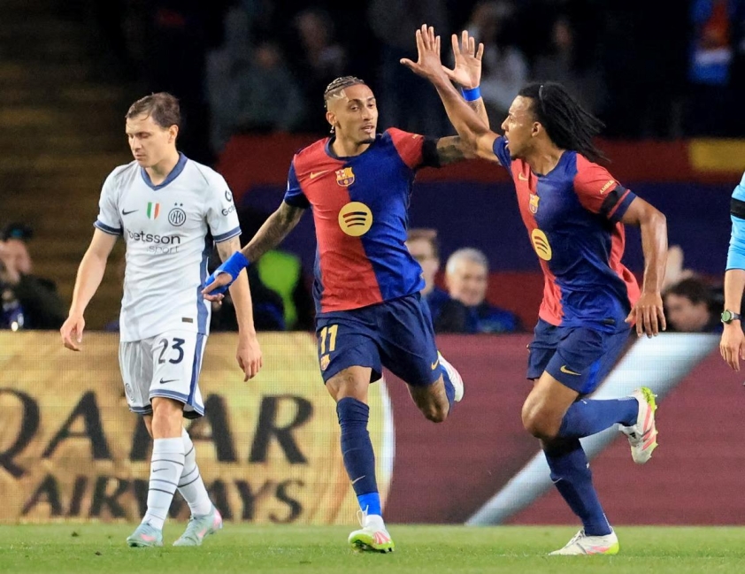 Barca đã không bỏ cuộc sau khi bị dẫn trước 2 bàn từ rất sớm. Nguồn: The Standard