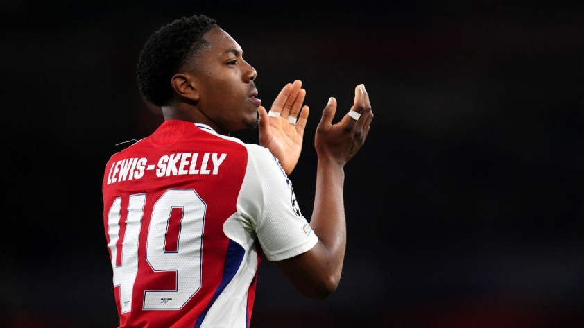 Sự ổn định bất ngờ của Lewis-Skelly khi xếp đá hậu vệ trái. Nguồn: Sky Sports