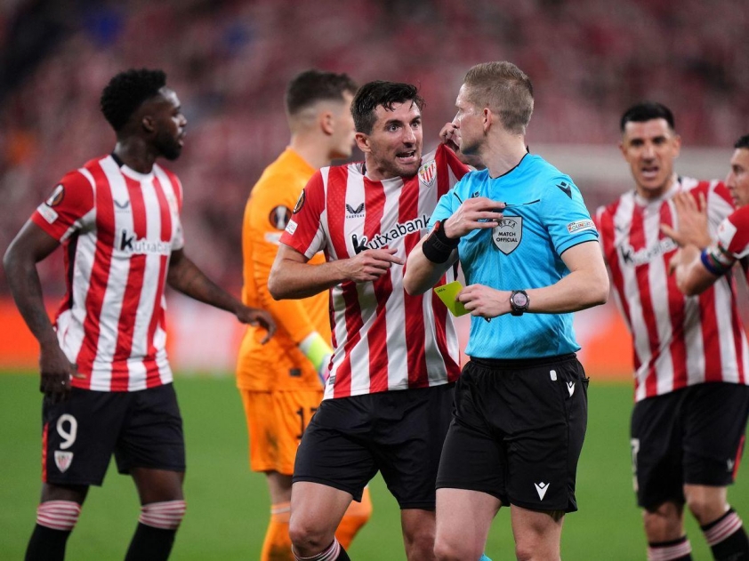 Các cầu thủ Bilbao bất bình vì tấm thẻ đỏ. Nguồn: Manchester Evening News