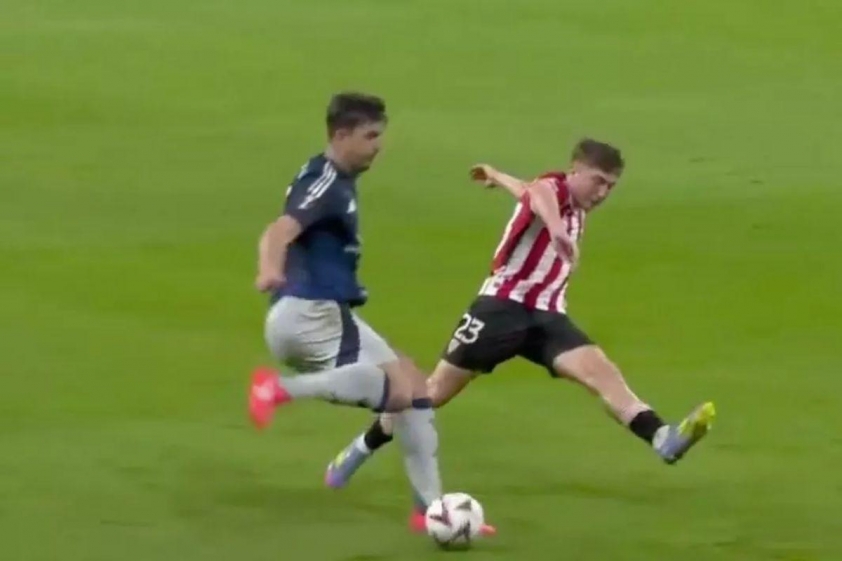 Hậu vệ của Man Utd đã làm Mikel Jauregizar xoay xở không kịp (Ảnh: TNTSports)