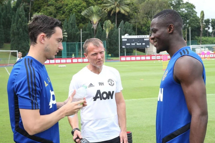 Richard Hawkins (ở giữa) là một nhân viên phục vụ lâu năm tại Manchester United (Ảnh: Internet)
