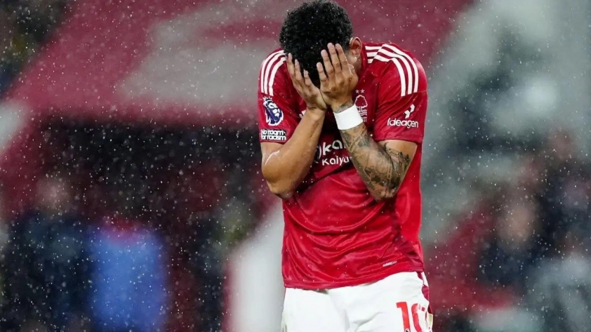 Nottingham Forest tự hại mình sau trận thua 0-2 trước Brentford (Ảnh: Football365)