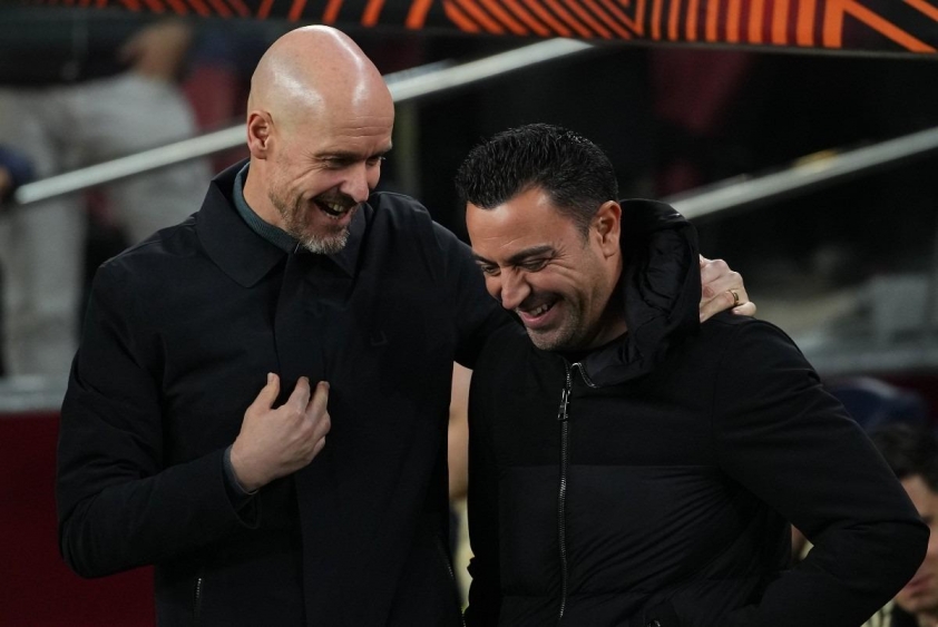 Xavi (bên phải) sẽ là đối thủ cạnh tranh nặng ký nhất với Ten Hag (bên trái) cho chiếc ghế HLV trưởng của Bayer Leverkusen (Ảnh: Alex Caparros)