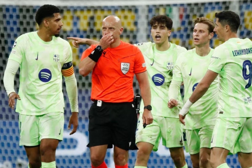 Trọng tài Marciniak và tổ VAR cho rằng đó không phải là pha phạm lỗi của Dumfries (Ảnh: givemesport)