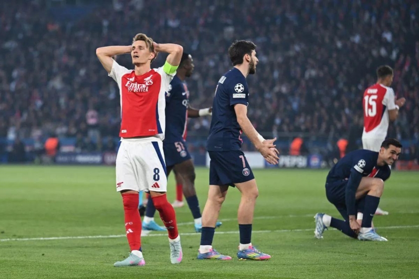 Arsenal không thể ghi bàn dù tấn công áp đảo trong 10 phút đầu tiên (Ảnh: Mirror)