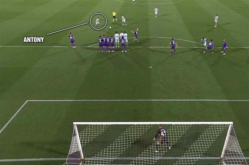 Siêu phẩm đá phạt của Antony khiến De Gea cũng phải chào thua.