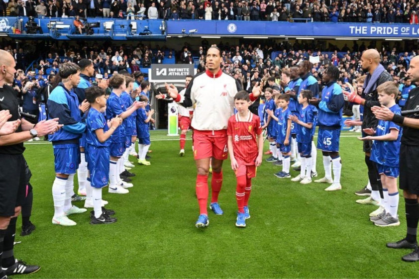Trước đó, Chelsea cũng đã thực hiện hàng rào danh dự cho Liverpool vào chủ nhật vừa rồi.