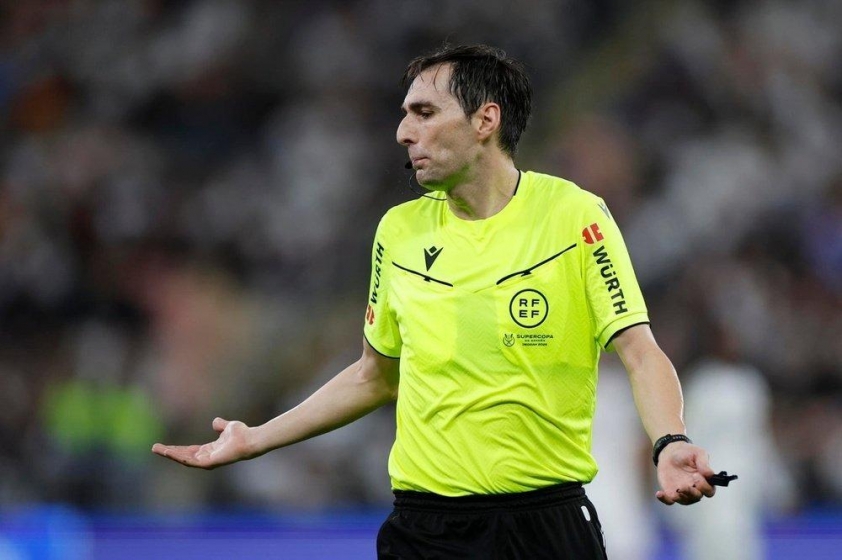 Ricardo de Burgos Bengoetxea cũng từng là nạn nhân của Real Madrid ở trận Siêu kinh điển trước đó.