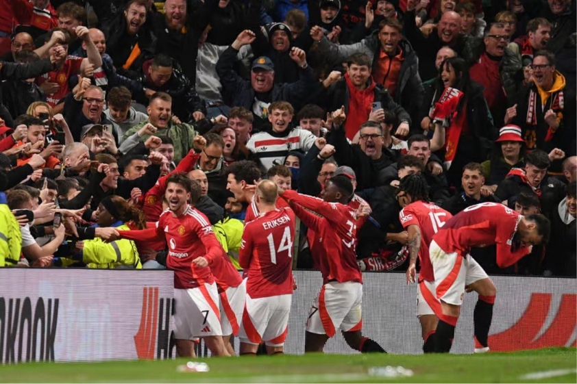 Nếu vô địch Europa League, MU sẽ nhận được một bản sao cúp để trưng bày.