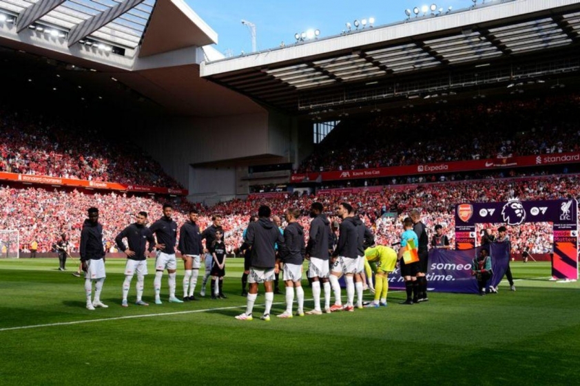 Dàn cầu thủ Arsenal xếp hàng chờ các cầu thủ Liverpool bước ra sân.