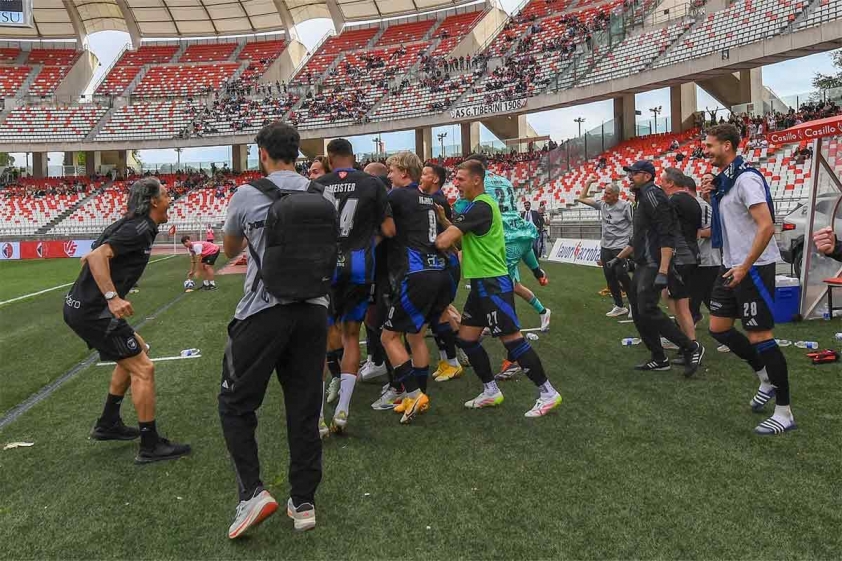 Các cầu thủ thuộc CLB Pisa ăn mừng sau khi biết tin mình được chơi ở Serie A.