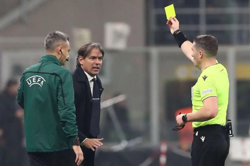 Trọng tài 40 tuổi từng rút thẻ vàng cho HLV Simone Inzaghi ở vòng bảng C1 mùa này.