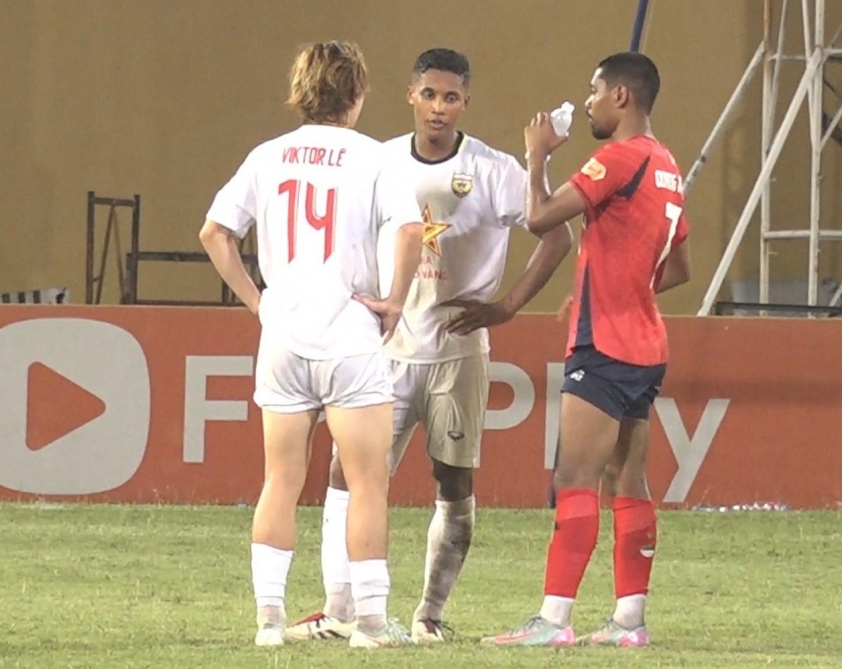 Adou Minh, Viktor Lê và Quang Vinh Pendant trò chuyện cùng nhau sau trận.