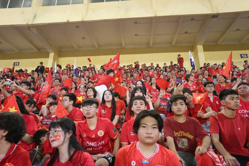 Có rất nhiều CĐV của CAHN không thể vào sân dù có vé (nguồn ảnh: Hội Cổ Động Viên Công An Hà Nội FC)