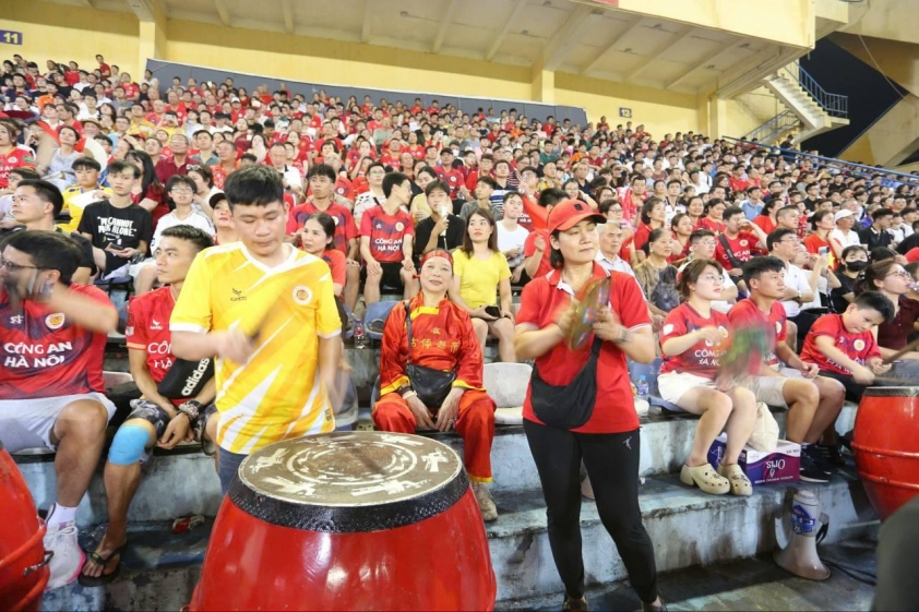Những CĐV không được vào sân sẽ được CLB đền bù một cách thỏa đáng (nguồn ảnh: Hội Cổ Động Viên Công An Hà Nội FC)