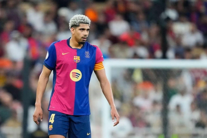 Đội phó Barca, Ronald Araujo là một trong những người có thể bị bán hè này.