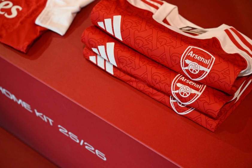 Áo đấu sân nhà với thiết kế đầy ấn tượng của Arsenal. Ảnh: CLB